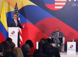 El subsecretario de Estado de Administración y Recursos de EE.UU., Richard Verma (i), habla durante la instalación del XI Diálogo de Alto Nivel (DAN), este martes en Bogotá (Colombia). EFE