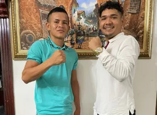 Abdiel ‘El Cuco’ Mojica (izq.) y su apoderado Benito Alexis Mojica Fossatti. Foto: Cortesía