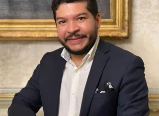 Javier Alvarado ganó el IV Premio Internacional de Poesía de Fuente Vaqueros. Foto: Instagram