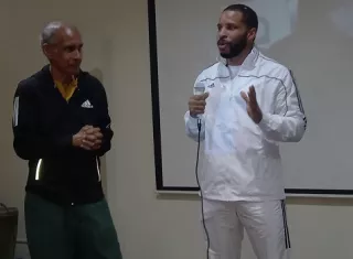 Junior 'Bronco Man' Meléndez (der.) junto al promotor de la función Francisco Cornejo. Foto: Joel González