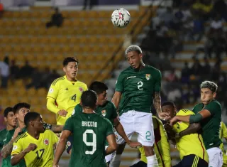 El defensor boliviano Jairo Quinteros (c). Foto: EFE