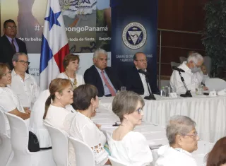 Mulino con miembros de la Cámara de Comercio.