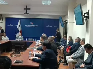 Panorama general del reunión en el Minsa.