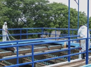 Personal del Idaan realizan trabajos en la planta potabilizadora.