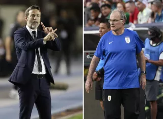 los entrenadores Thomas Christiansen (i) de Panamá y Marcelo Bielsa de Uruguay. /Foto: EFE