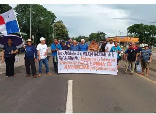 Policías jubilados han cerrado la vía Interamericana para exigir el pago de sus primas de antigüedad.