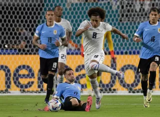 Adalberto Carrasquilla escapa de la marca de Matías Viña. /Foto: EFE
