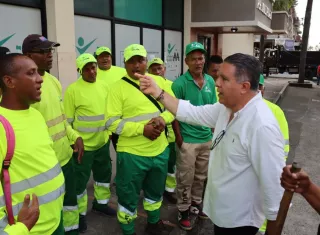 Equipo de aseo listos para acabar con la basura 
