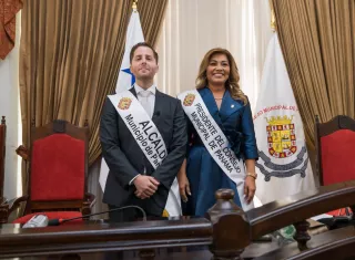 Mayer Mizrachi, alcalde del distrito capital, junto a la presidente del Consejo Municipal, Keira Navarro. 