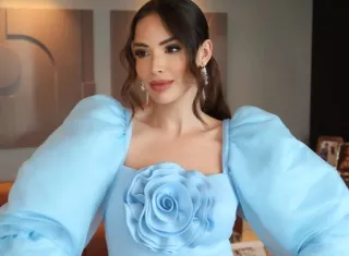 Sheldry Sáez lució un vestido cóctel recatado en color cielo. Foto: Instagra,