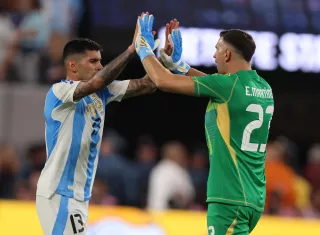 Emiliano Martínez es felicitado por su compañero Cristian Romero. /Foto: EFE