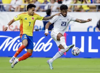 Michael Amir Murillo, de Panamá, y Luis Diaz, de Colombia /Foto: EFE