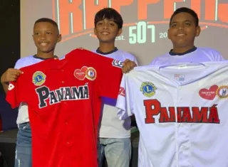En la conferencia de prensa se mostraron los uniformes que utilizará Panamá en el Latinoamericano de Béisbol Infantil (11-12 años). Foto: Pequeñas Ligas de Panamá