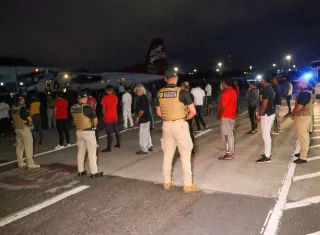 Colombianos abordan el vuelo.