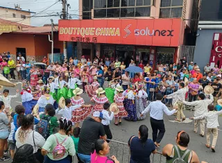 El folclor no puede faltar como parte de las delegaciones estudiantiles.
