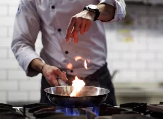 Se necesita cocinero.