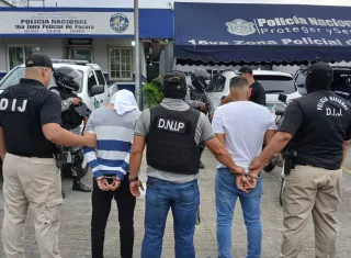 Dos de los aprehendidos durante el operativo.