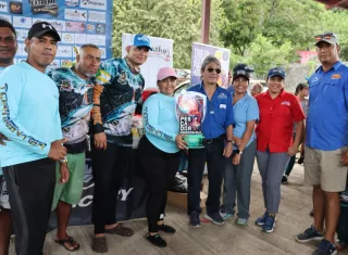 Representante de Arap entrega premios a los ganadores.