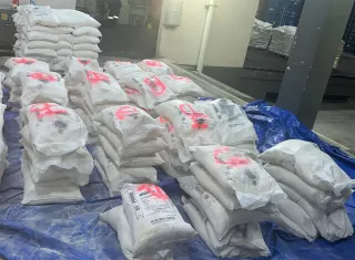 Los paquetes estaban camuflados entre varios sacos de harina.