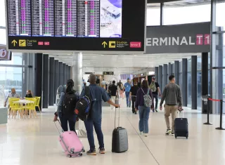 Movimiento de viajeros en la terminal aérea.