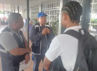 Oficiales se reunieron con la directora del plantel. Foto: Cortesía