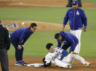 Shohei Ohtani es atendido luego de lesionarse en el partido. Foto EFE