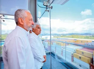 a entrega la realizó el administrador de la ACP, Ricaurte Vásquez al mandatario José Raúl Mulino.