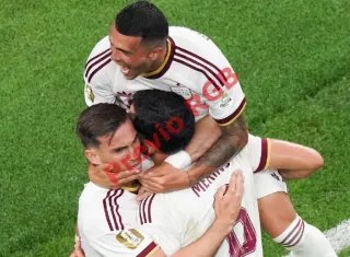 Mikel Merino (c), celebra su gol anotado frente a Portugal con sus compañeros Fabián Ruiz y Pedro Porro.