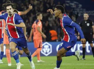 El jugador del PSG, Vitinha (i), celebra el tercer gol de su equipo, que venció 4-2 al FC Barcelona.