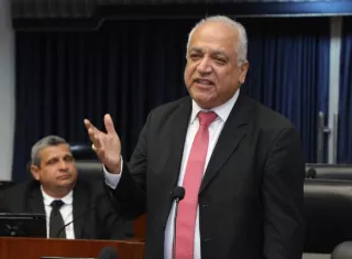 Diputado por Realizando Metas (RM), Luis Eduardo Camacho.