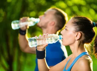 Se recormienda no esperar a tener sed para consumir agua.