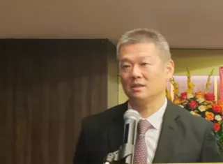 Encargado de negocios de la Embajada de China en el país, Li Wuji. 