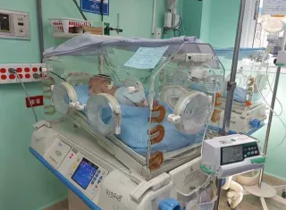 El equipo del banco recoge la leche directamente en sus hogares de las madres donantes.