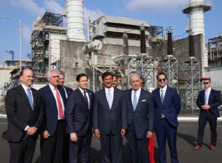 Marco Rubio con directivos a AES, en planta de Colón.