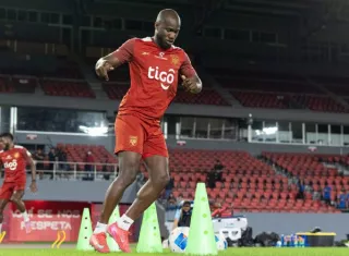El delantero Cecilio Waterman durante el entrenamiento de ayer lunes en el Estadio Nacional Rommel Fernández.