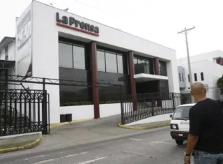 Ricardo Lombana cuestionó públicamente al diario La Prensa, generando reacciones divididas.