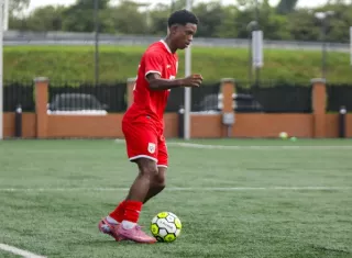 El partido se jugará en el COS Sports Plaza.