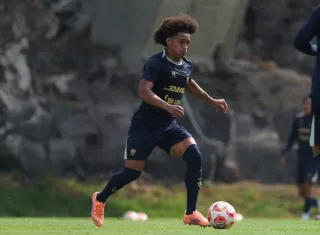 Adalberto Carrasquilla durante una práctica de los Pumas de la Unam.