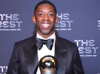 Ousmane Dembélé con el trofeo de ganador del premio ‘The Best’ en la rama masculina, otorgado al mejor jugador de la FIFA.