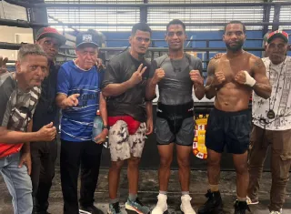 Los boxeadores Ricardo ‘El Científico’ Núñez, Jezreel Corrales y José Núñez junto a sus respectivos entrenadores.