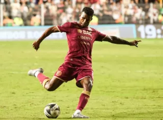 El panameño Fidel Escobar en acción durante el encuentro de ida de la Final del fútbol costarricense entre el Saprissa y la Liga Deportiva Alajuelense.