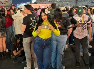 Foto de Marliere y Mari Gaby Sealy aparece en pantalla del concierto de Bad Bunny