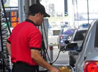 Bajan los precios del combustible