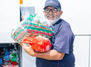 Reparten canastas navideñas a extrabajadores de la mina
