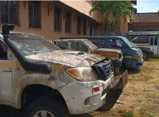 Los vehículos abandonados acumulan agua y provoca la proliferación de los mosquitos.