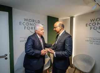 Mulino junto a Tharman Shanmugaratnam, presidente de Singapur.