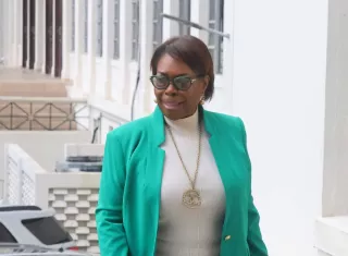 La defensora de Navin Mohan Bhakta, la abogada Guillermina McDonald (c), llega a la Corte Suprema.