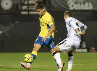 El volante panameño Edward Cedeño (izq.) había sido cedido como préstamo por parte de Unión Deportiva Las Palmas al club Albacete.