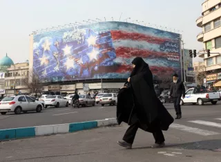 Una iraní pasa frente al mural.