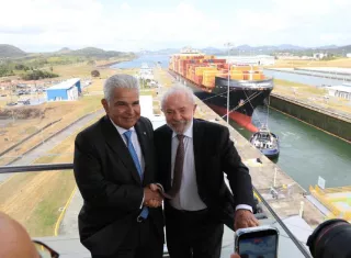 Lula Da Silva (i) saluda a Mulino.